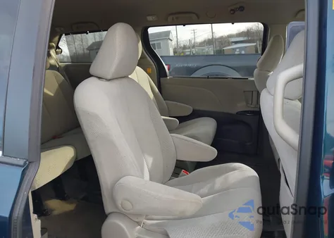 2012 Toyota Sienna Le V6 8 Passenger z USA, uszkodzony, nr VIN 5TDKK3DC1CS253774